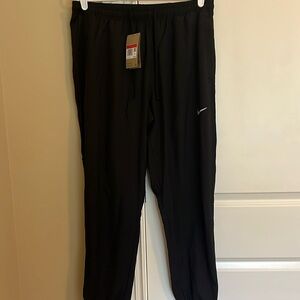 Nike Men’s DriFit Challenger Woven Pant (Black) in Size L